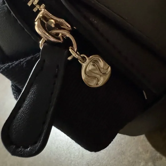 NWT/Rare - Lululemon Leather Alternative Everywhere Belt Bag - Gold Hardware 1L - Picture 4 of 14